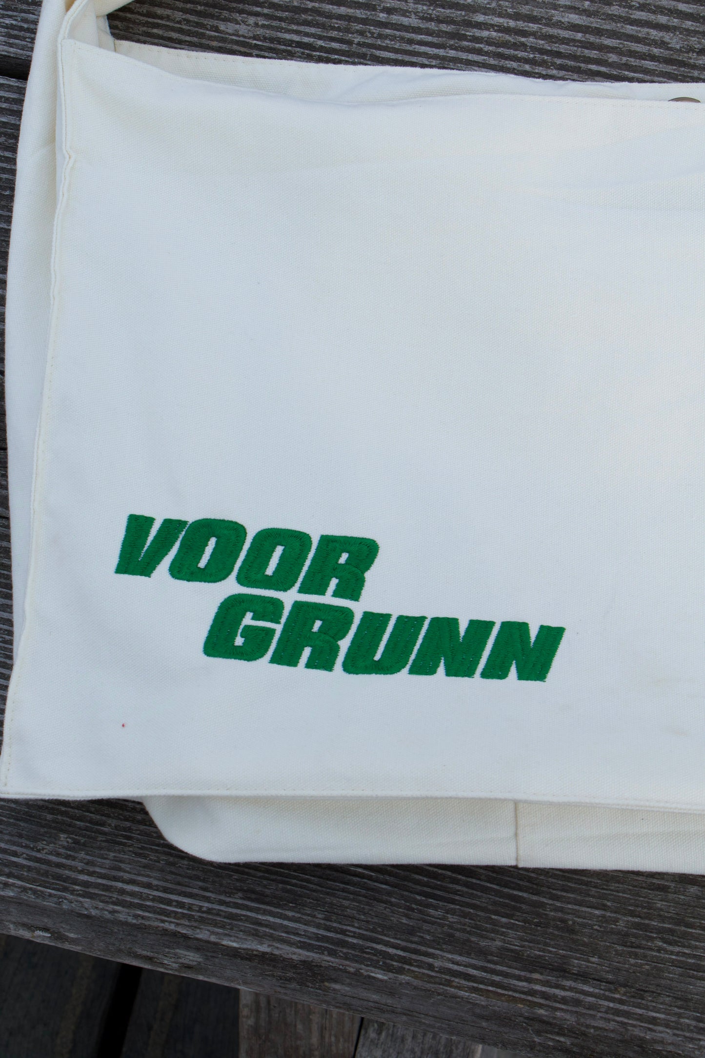 Close-up van het geborduurde Voor Grunn-logo op de totebag