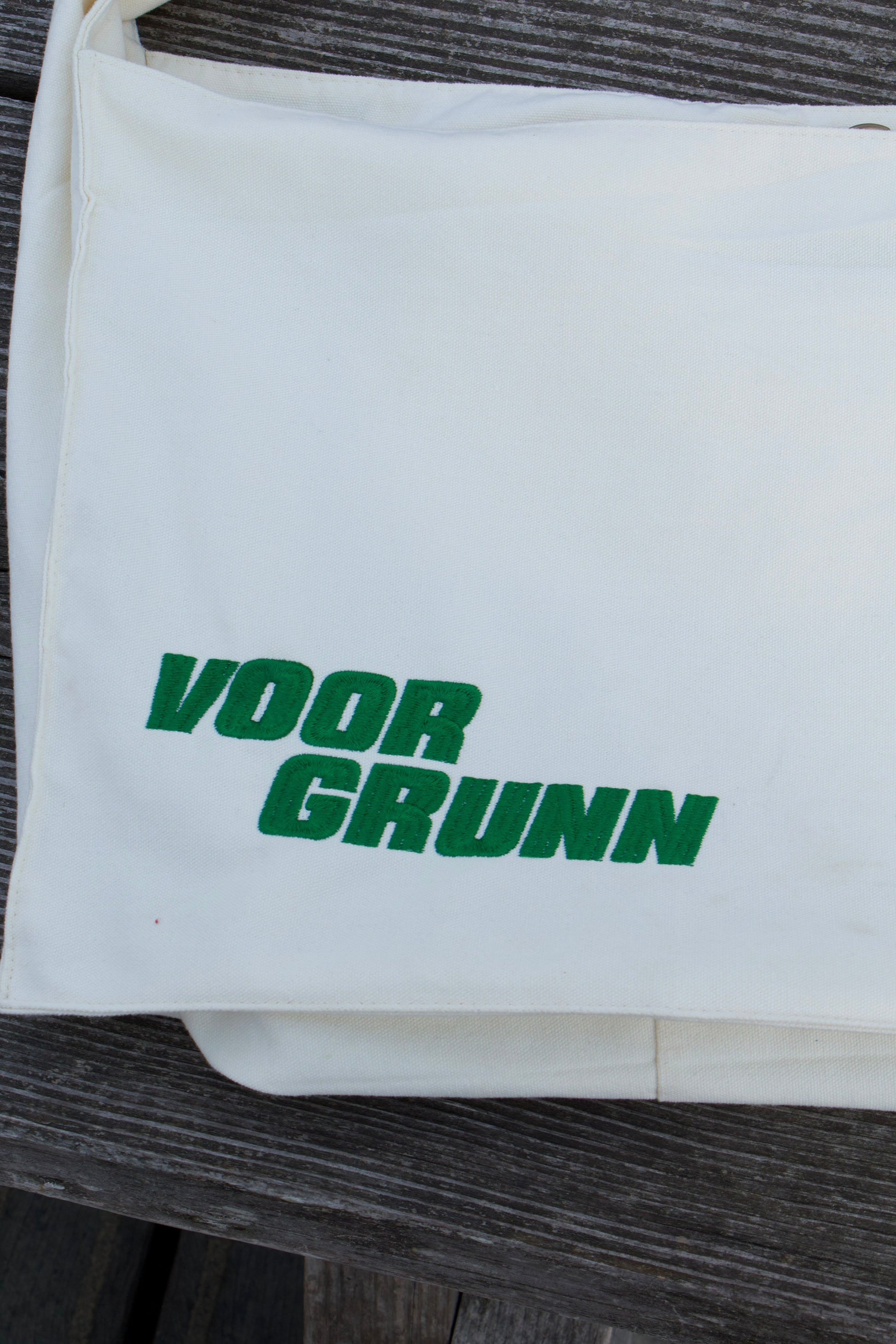 Close-up van het geborduurde Voor Grunn-logo op de totebag