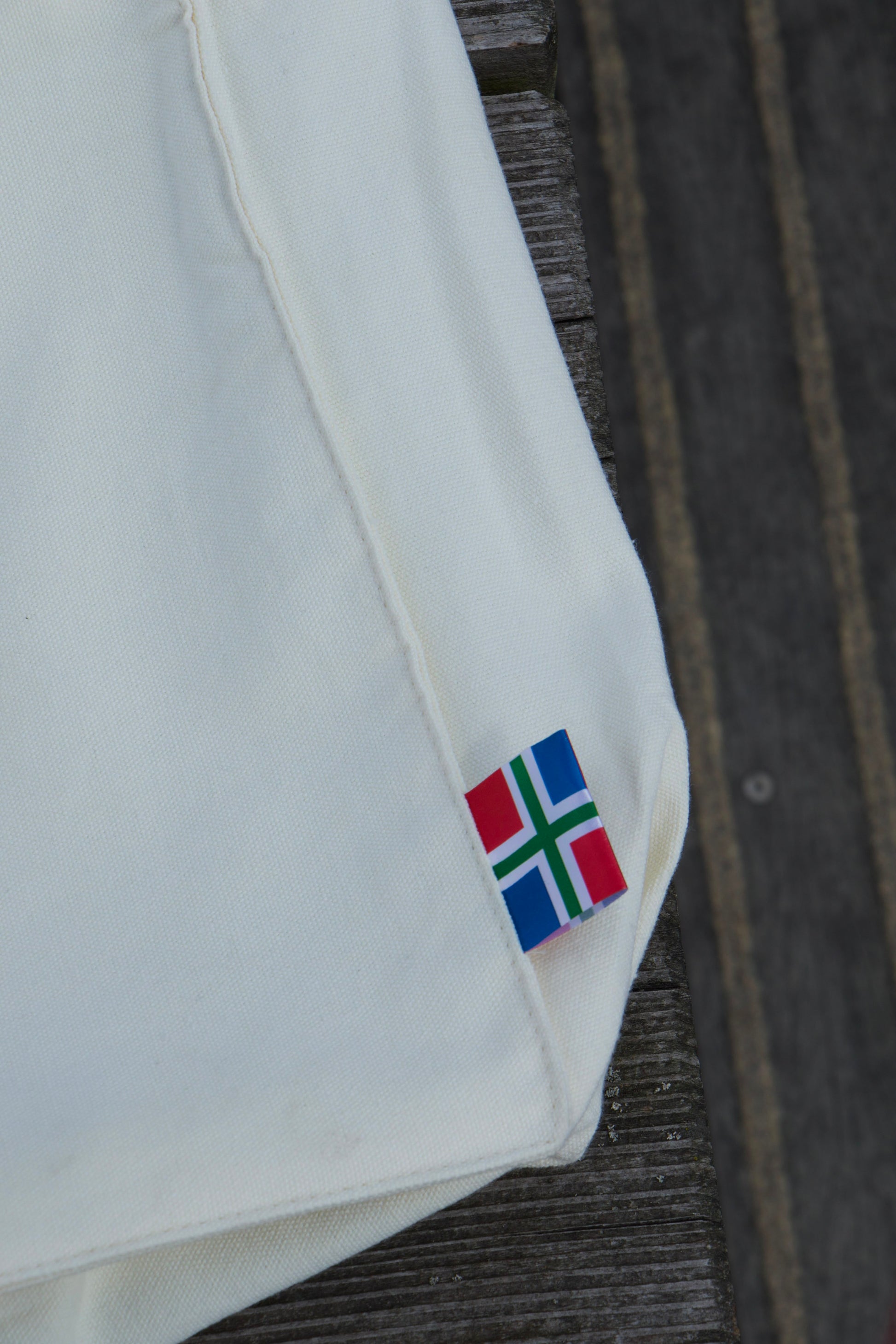 Close-up van het Groningse vlag-label in de zijnaad van de Voor Grunn Totebag
